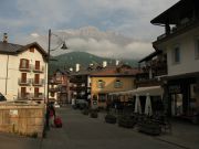 Cortinan kylä aamutuimaan